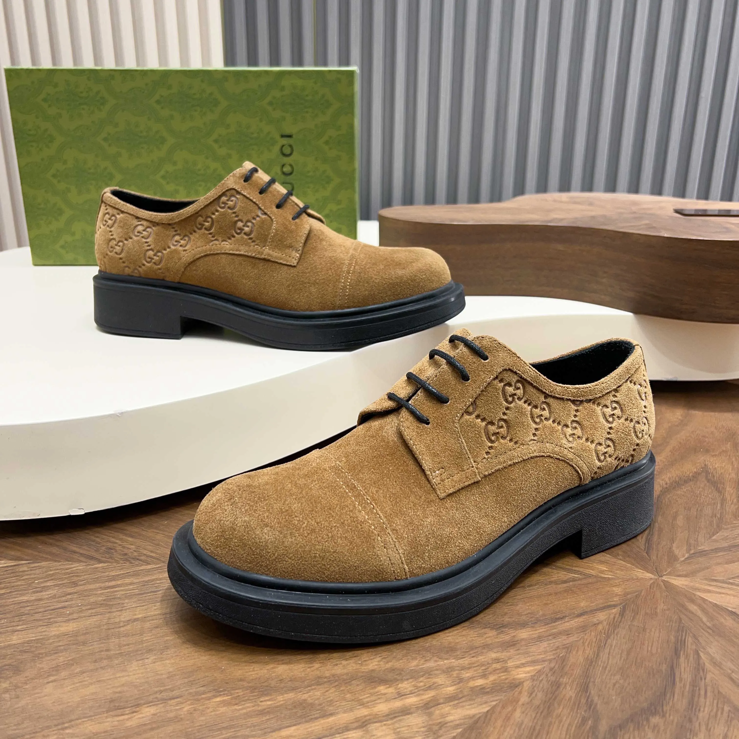💰780 Gucci/Gucci new men’s lace-up shoes with GG details, matte cow leather derby shoes! The design of this men's lace-up shoe is rooted in the brand's heritage. Crafted from premium waxed cow leather, it is embellished with GG printed embossed suede leather details, a nod to Gucci's iconic monogram. The rubber sole decorated with GG pattern adds a touch of modern fashion to this design. Typical three-joint style design. European and American classic version, full calfskin lining. The overall upper texture is soft and the lining is comfortable and breathable. 2CM thickened soft rubber sole, easy to control. Versatile and stylish upper foot, multiple colors available to meet different matching needs, complete package! Size: 39-40-41-42-43-44 leather shoe size (38.45.46 can be customized)